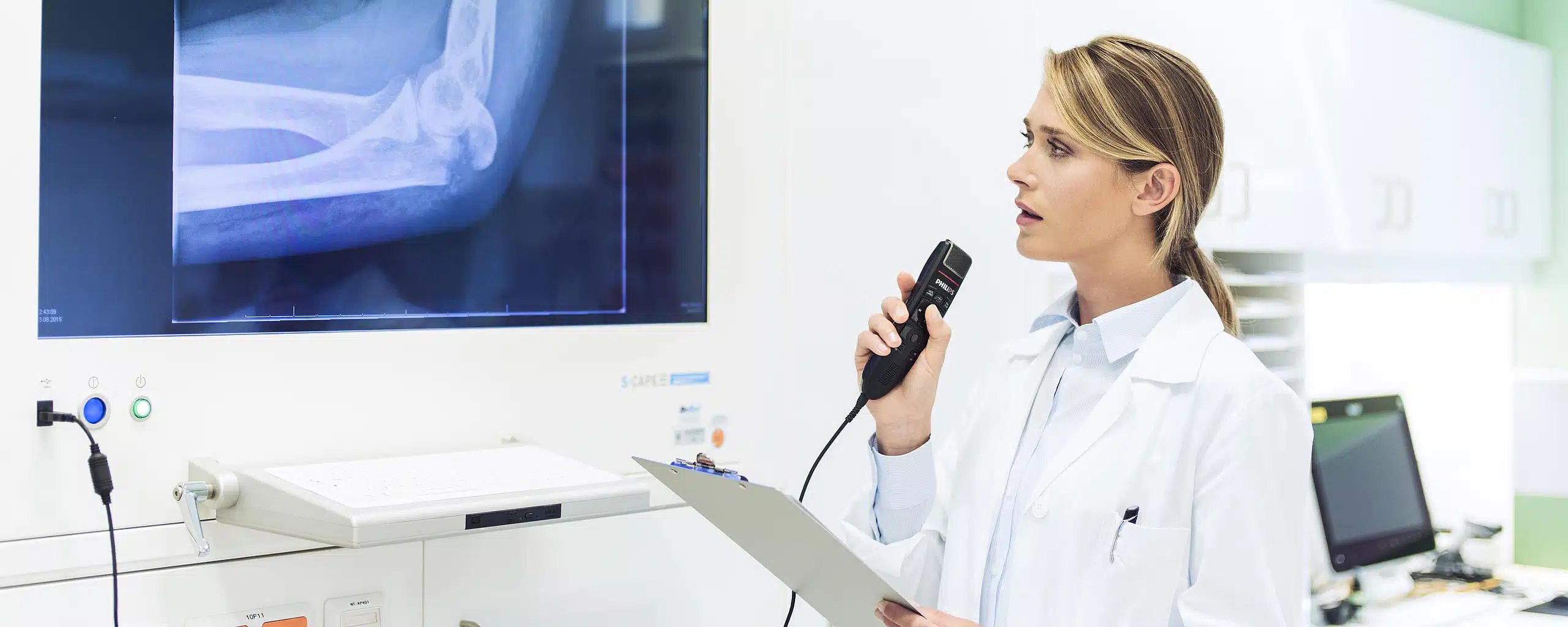 AVT de specialist voor digitaal dicteren en spraakherkenning - Dicteren met een Philips SpeechMike door een arts